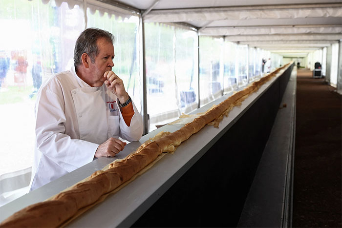 Chiếc bánh mì baguette dài 143,53 m thời điểm vừa ra lò ở Pháp. (Ảnh: REUTERS).