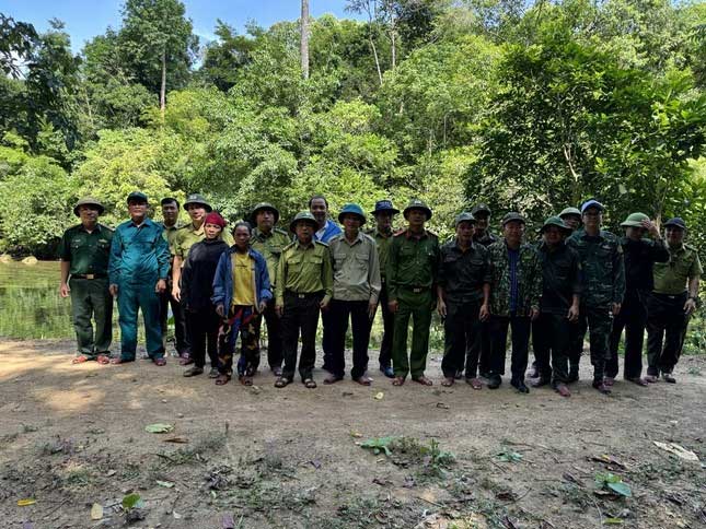 Đoàn liên ngành chụp ảnh chung trước khi vào rừng.