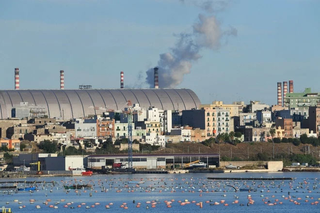 Nhà máy thép Ilva tại thành phố Taranto, miền Nam Italy. (Ảnh: AFP/TTXVN).