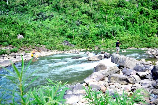 Nhờ địa hình đặc biệt của sông Long Đại, mô hình du lịch sinh thái mang tính mạo hiểm được kiến tạo. (Ảnh: Du lịch Quảng Bình)